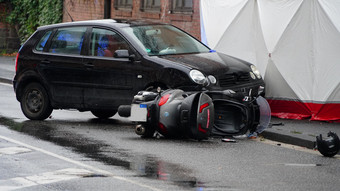 Rollerfahrer stirbt nach Zusammenprall mit Auto in Kassel