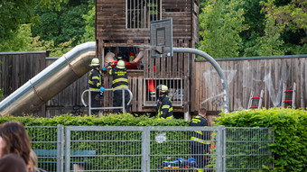 Mainz-Gonsenheim: Feuerwehr befreit Mädchen Spielgerüst