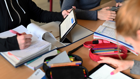 Studie: Hessens Neuntklässler in Lesen und Zuhören unter Durchschnitt