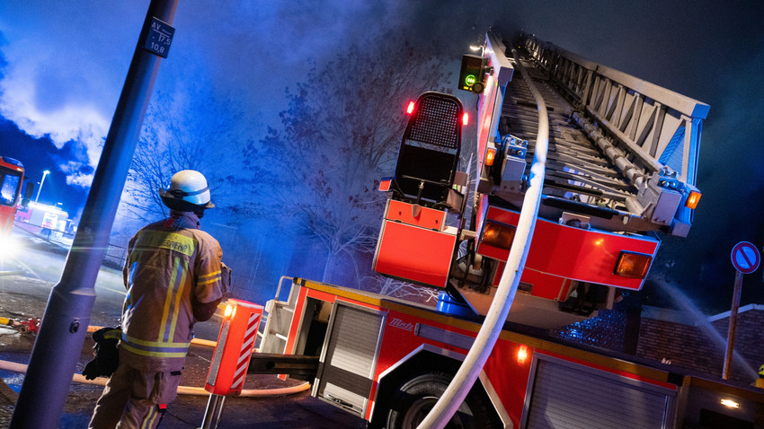 Feuer in Mannheim: Familien mit Drehleiter aus Haus gerettet