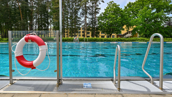 Weil 5cm Beckentiefe fehlen: Sprungturm im Freibad Biedenkopf muss weg