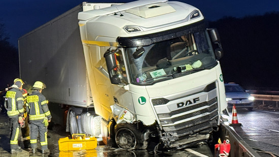 Unfall bei Wiesbaden: 1.000 Liter Diesel auf A3 ausgelaufen