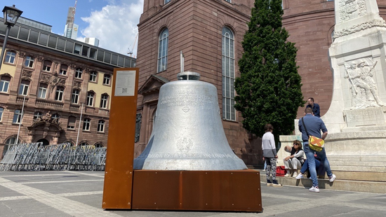 Zum Paulskirchen-Jubiläum: Historische Glocke in Frankfurt aufgebaut