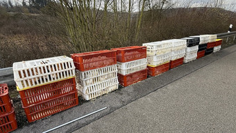 Lkw mit 3000 Hühnern verunglückt auf A 480 bei Reiskirchen