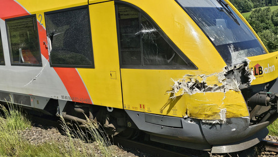 LKW stößt in Gersfeld mit Regionalbahn zusammen