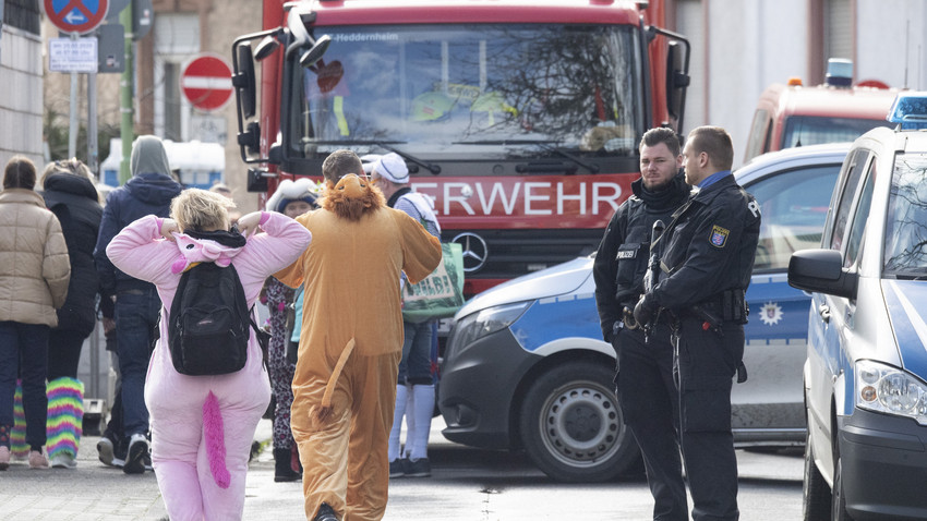 Autos als Sperre für Fastnachts-Züge in Mühlheim