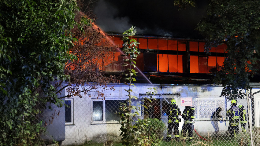 Großbrand in Kleinostheimer Maschinenbaubetrieb - Halle ausgebrannt
