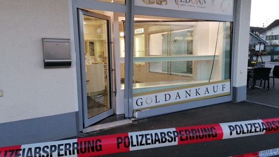 Fahndung nach Blitzeinbruch bei Juwelier in Linden - VW Golf gesucht