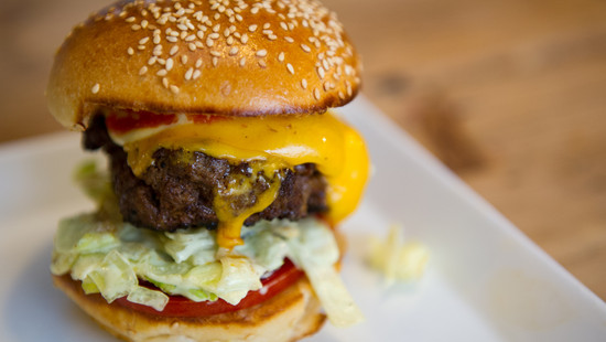 Polizeieinsatz in Hanau wegen Salatstreit auf Burger
