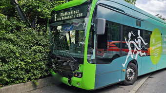 Bus kommt in Fulda von der Straße ab: Fünf Kinder im Krankenhaus