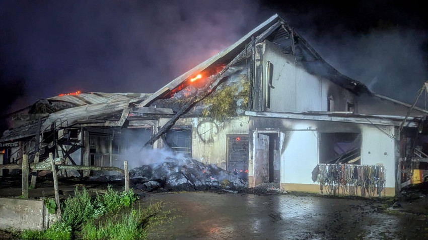 Großbrand in Pferdehof in Löhnberg: Offenbar Millionenschaden