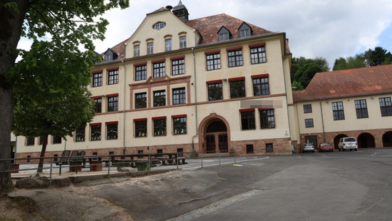 Neunjährige stürzt in Grundschule in Bad Orb aus Fenster