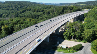 Ausbau der A45 - Verkehr rollt über neue Autobahnbrücke bei Haiger