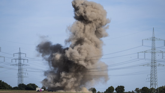 Lauter Knall in Frankfurt-Nieder-Erlenbach: Weltkriegsbombe gesprengt