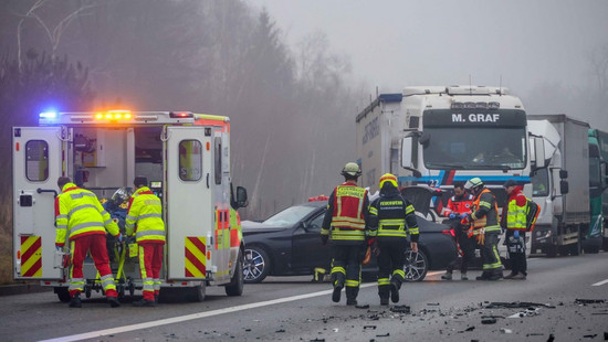 Schwerer Unfall bei Homberg/Ohm: Auto fliegt auf A5 auf Gegenfahrbahn
