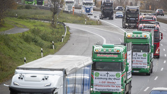 Wiesbaden: Verkehrsbehinderungen durch LKW-Demo - Wilhelmstraße dicht