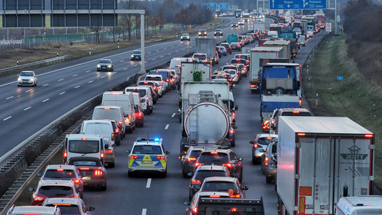 Mann rast durch Rettungsgasse auf A61 und baut Unfall