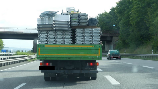 Massiv überladen: Polizei stopptLKW mit 5 Tonnen zu viel bei Mainz
