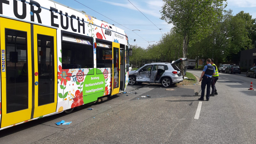 Kassel: Straßenbahn kracht in Auto - 4 Menschen bei Unfall verletzt
