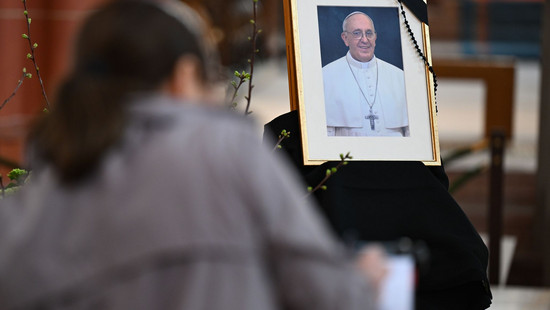 Gebete und Totenmessen für Papst Franziskus in Hessen