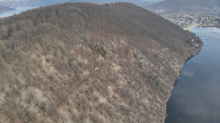 Paketbote bleibt an Steilhang am Edersee stecken