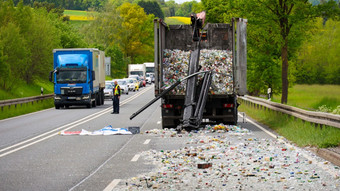 LKW kracht mit Kran gegen Brücke in Großenlüder