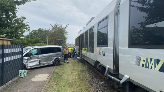 Zug kollidiert in Eichenzell-Rönshausen mit Kleinbus