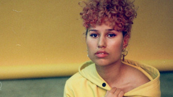 Raye's zweites Album This Music May Contain Hope