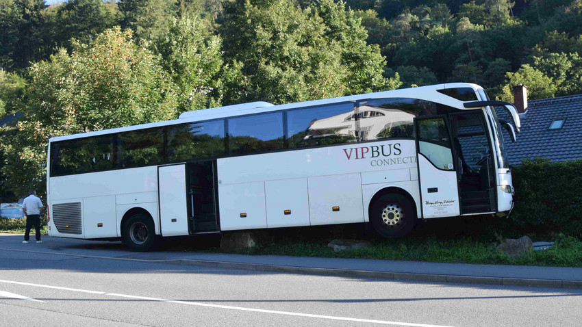 Schriesheim: Reisebus kracht in mehrere massive Steine vor Hotel