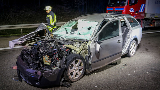 Auto fährt auf Laster auf: Schwerverletzter auf A7 bei Fulda