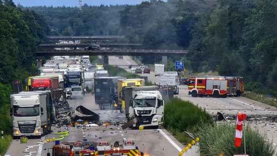Nach schwerem Unfall mit Explosionen auf A2 - Zwei Tote geborgen