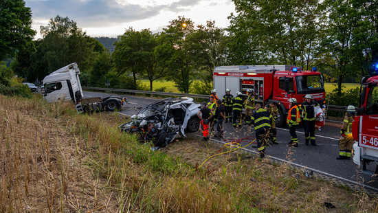 Auto kracht bei Melsungen frontal in LKW