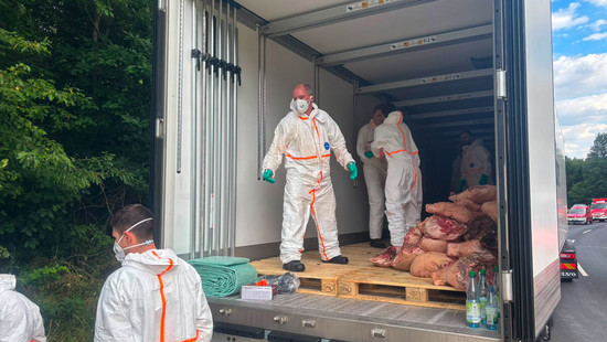 21 Tonnen Schweinekeulen: LKW-Unfall bei Bad Brückenau