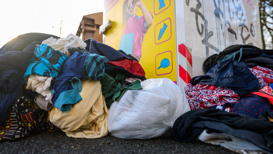 Städte kämpfen gegen Müllberge rund um Altkleider-Container
