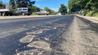 Geschmolzene Straße in Bad König - Sanierung startet heute