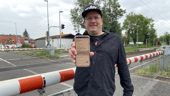 Anwohner entwickelt "Bahnschranken-App" für Mainaschaff