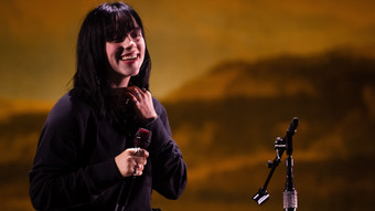 billie eilish: autogramm auf die stirn