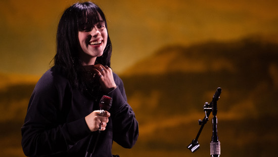 billie eilish: autogramm auf die stirn