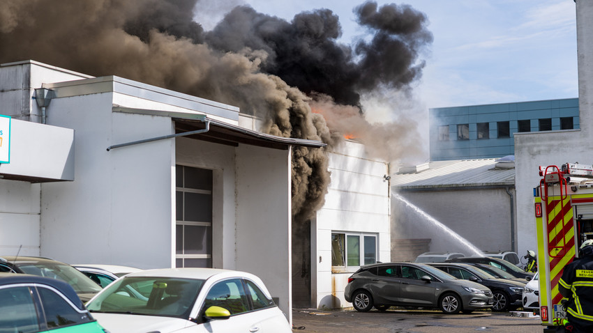 Großbrand bei Kfz-Werkstatt Neu-Isenburg: Millionenschaden