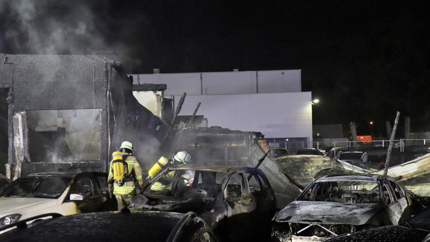 Brand in Autohaus in Mannheim: Halbe Million Euro Schaden