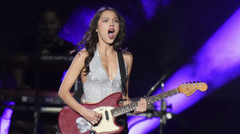 Fans von Olivia Rodrigo tragen Windeln in der ersten Reihe