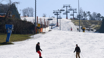 Willingen und Wasserkuppe: Saisonendspurt auf Skipisten