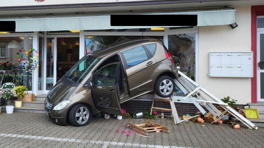 Haßloch: 82-Jährige landet mit Auto in Blumenladen