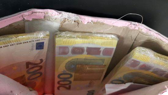 Frankfurter Zoll entdeckt 100.000 Euro in Portemonnaie-Versteck