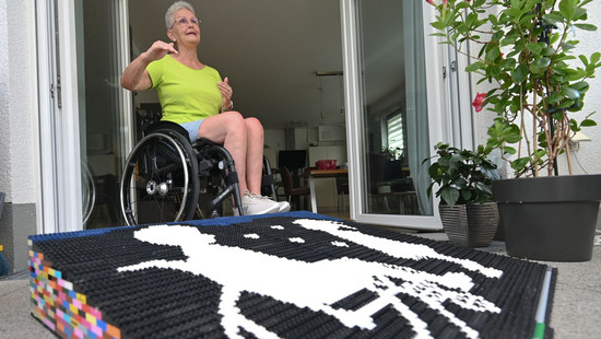 Lego-Oma aus Hanau präsentiert Rollstuhl-Rampen in Hongkong