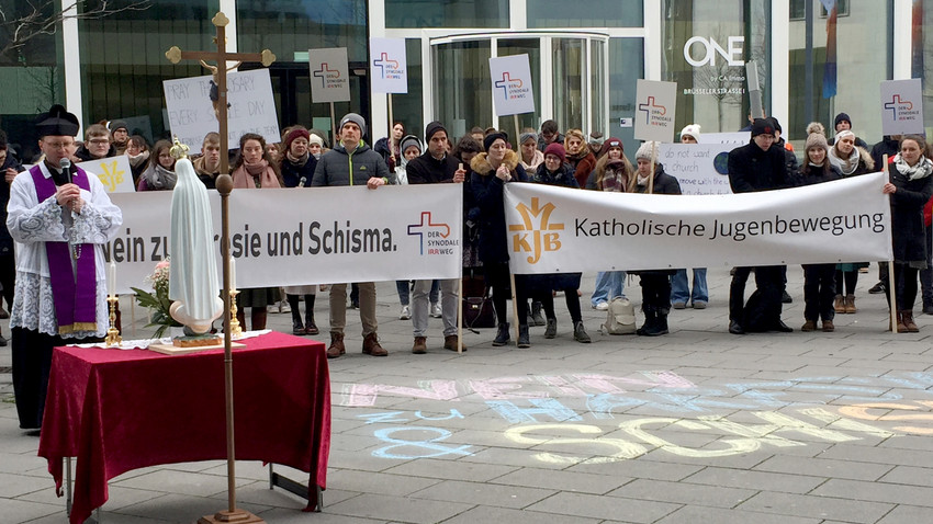 Synodalversammlung in Frankfurt: Geschlechtliche Vielfalt anerkannt