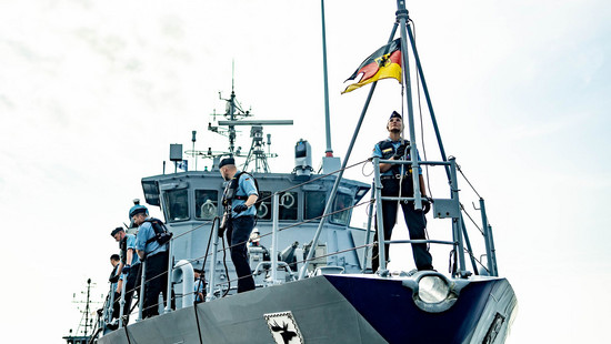 Merz will Minenjagdboote und Aufklärungsflieger anbieten