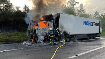 Brennender Sattelzug sorgt für Vollsperrung auf A7