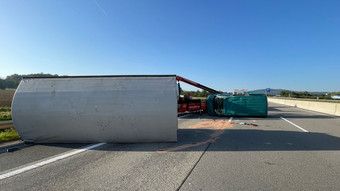 A5 bei Friedberg (Wetterau): Tiny House liegt nach Unfall quer auf A5