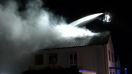 Rüsselsheim-Königstädten: Wohnwagen setzt zwei Wohnhäuser in Brand